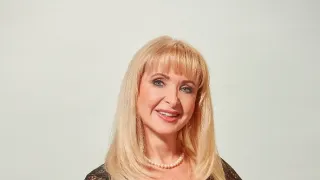 O 10 let mladší