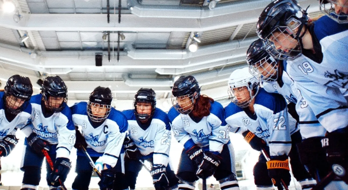 Na tenkém ledě (Breaking the Ice), 2022 - fotogaléria