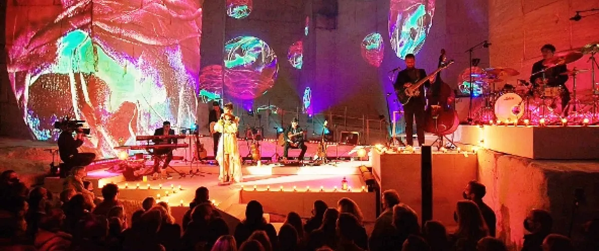 Zaz, koncert v Carriéres de Lumiéres - fotogaléria