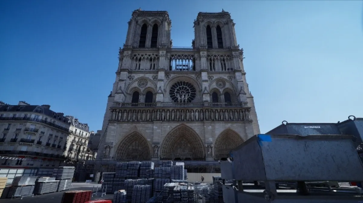 Vzkříšení katedrály Notre-Dame (Raising Notre-Dame), 2022 - fotogaléria