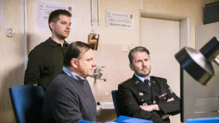 Policajti a nemluvňa (11/13)