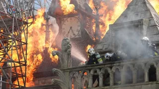 Notre-Dame v plamenech