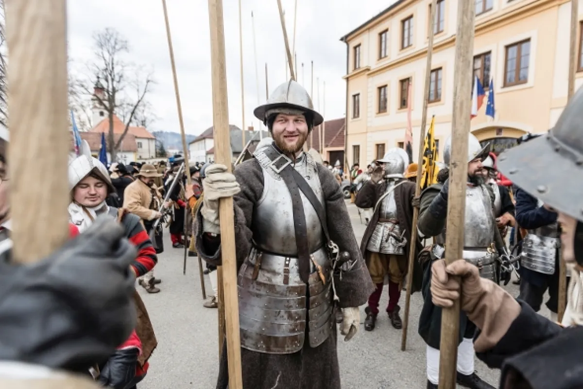 K pocte zbraň! - fotogaléria