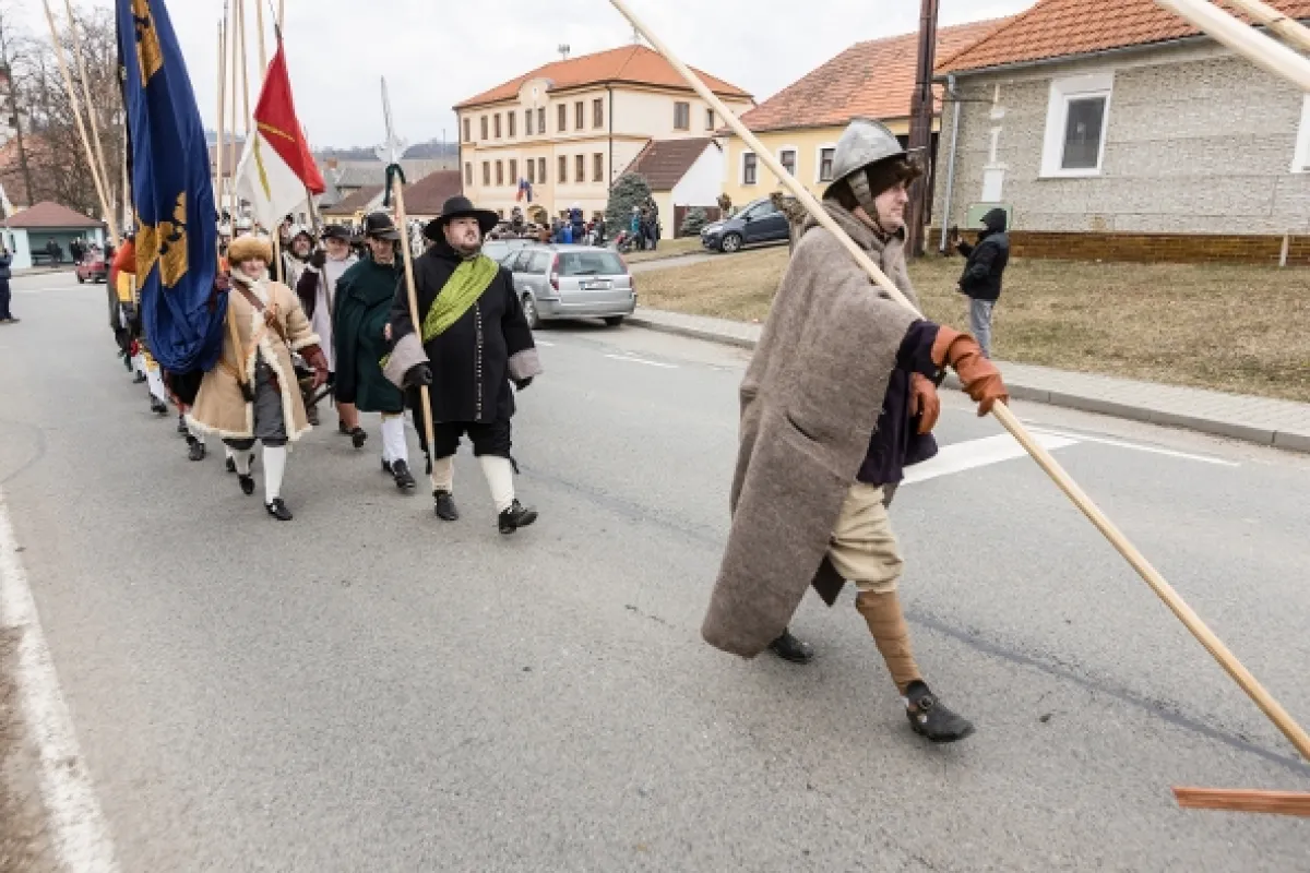K pocte zbraň! - fotogaléria