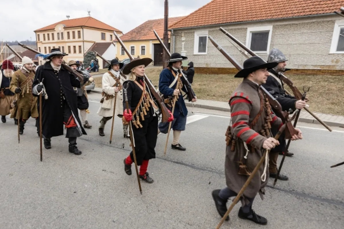 K pocte zbraň! - fotogaléria