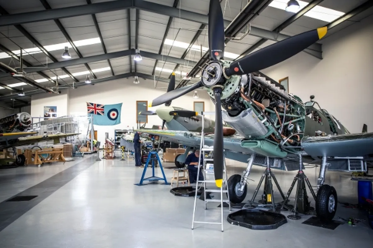 V továrně na Spitfiry (Inside the Spitfire Factory), 2020 - fotogaléria