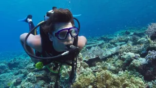 Divočinou se Simonem Reevem