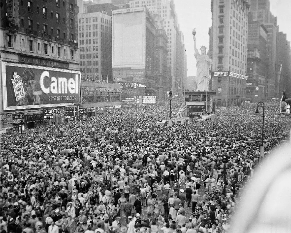 1945: Japonsko kapituluje, USA oslavuje - fotogaléria