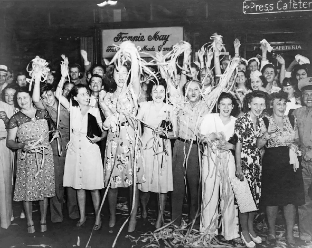 1945: Japonsko kapituluje, USA oslavuje - fotogaléria